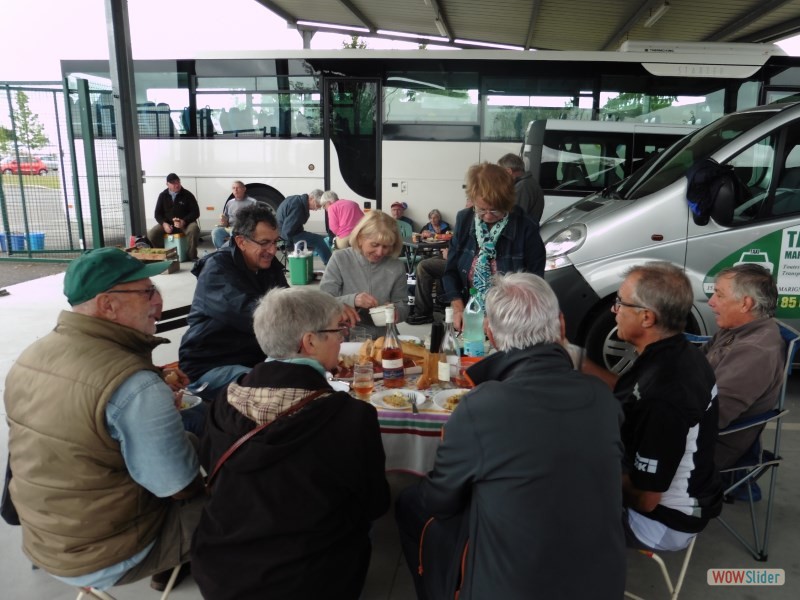 Pause repas à l'abri sous le hangar...